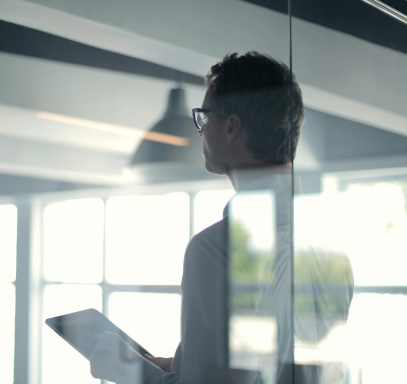 Ein Mann mit einem Tablett reflektiert über die Forschungszulage